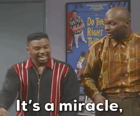 Ein GIF zeigt einen Mann, der "It's a miracle" zu einem anderen Mann sagt.