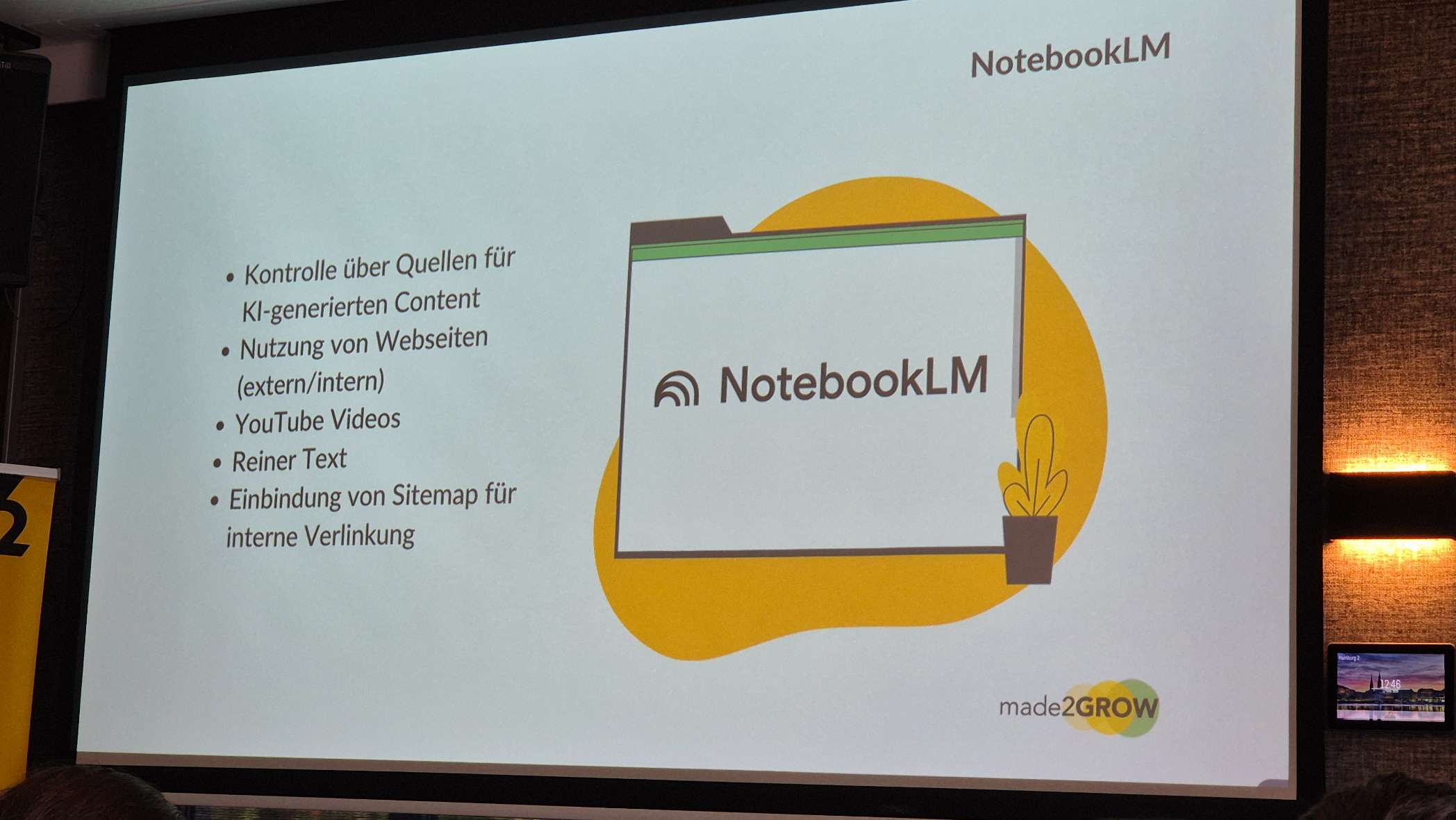 In seinem Vortrag stellt Sebastian Schäfer die Vorteile von NotebookLM für die Content-Erstellung vor: Kontrolle über Quellen für KI-generierten Content, Nutzung von Webseiten (extern/intern), YouTube Videos, Reiner Text, Einbindung von Sitemap für interne Verlinkung.