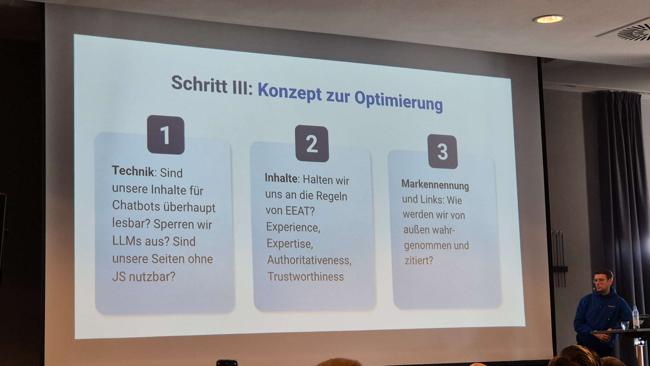 Johannes Beus stellt drei Schritte vor, wie man ein Konzept zur Optimierung auf LLM Chatbots erarbeitet: Technik, Inhalte und Markennennungen sind hier die Kernpunkte.