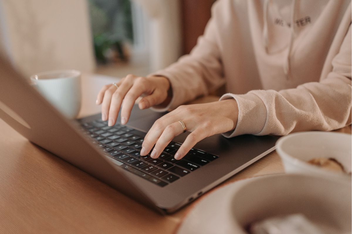 Eine Person arbeitet am Laptop