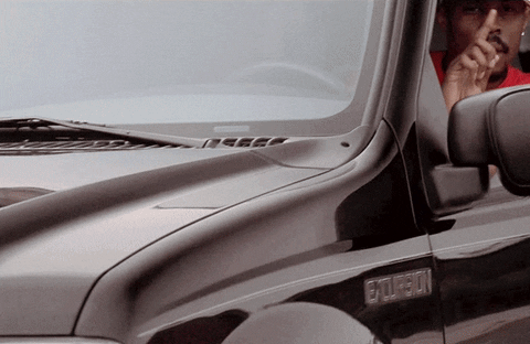 Rebranding aus den falschen Gründen kann deiner Marke schaden! Ein Gif aus "The Wire". Die Figur des Avon Barksdale fährt an in seinem Auto an der Kamera vorbei und wackelt mit seinem ausgestreckten Zeigefinger.
