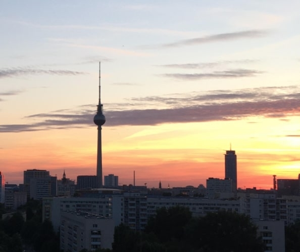 Auf dem Bild ist ein Sonnenuntergang in Berlin zu sehen. Bei der Contenterstellung sollten Sie Oberthemen für verschiedene Social-Media-Kanäle suchen und dazu konkrete Ideen sammeln.