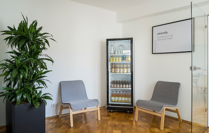 Voller Kühlschrank mit kostenlosen Getränken im Büro der ganztags.