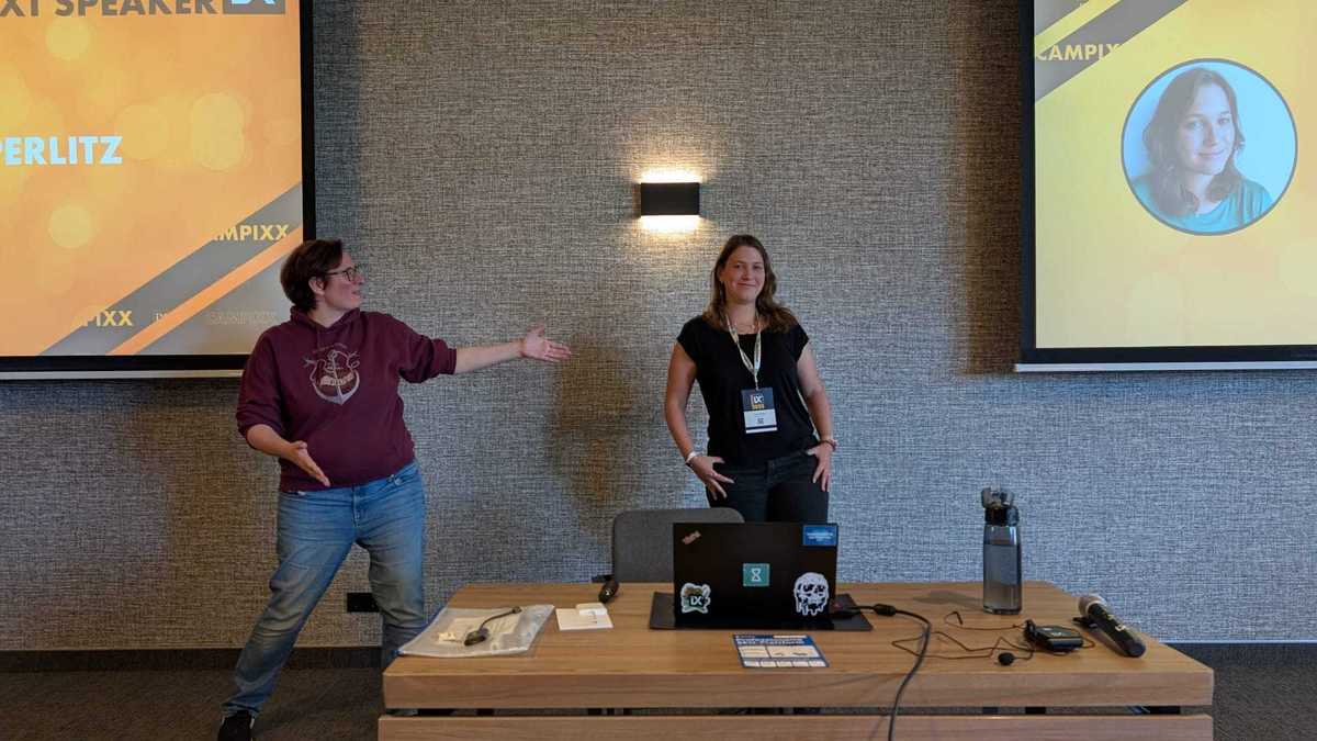 Laura Perlitz wird als Speakerin auf der CAMPIXX 2025 anmoderiert. Sie präsentiert Google Sheets Templates für echte SEO Use Cases.