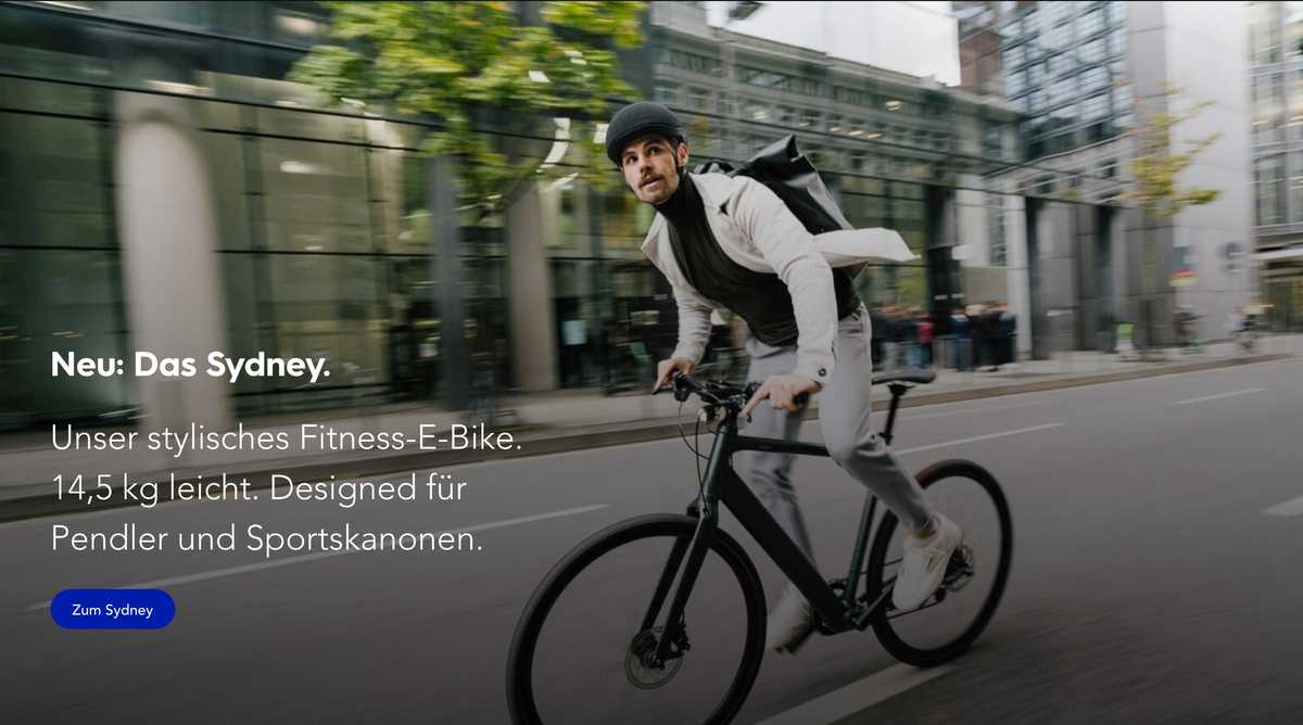 Ein Mann fährt mit einem E-Bike von Coboc zur Arbeit.