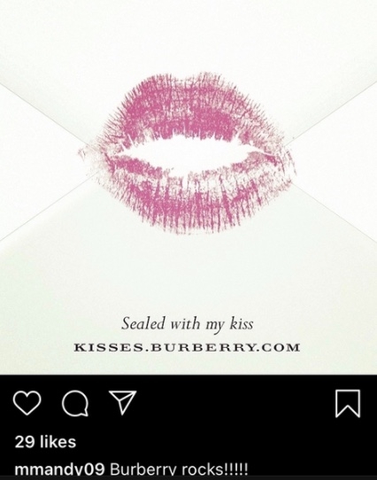 Auf einem weißen Untergrund ist ein Kussmund zu sehen. Die Kosmetikmarke Burberry startete eine originelle Kampagne, bei der man virtuelle Küsse verschicken konnte.