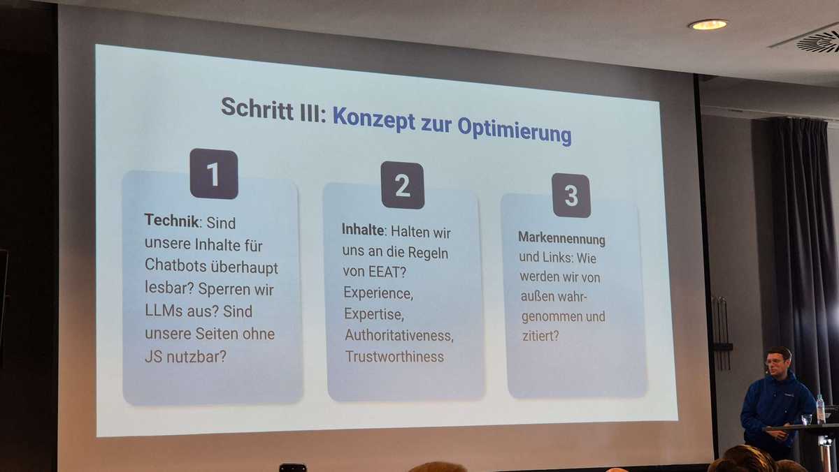 Johannes Beus stellt drei Schritte vor, wie man ein Konzept zur Optimierung auf LLM Chatbots erarbeitet: Technik, Inhalte und Markennennungen sind hier die Kernpunkte.